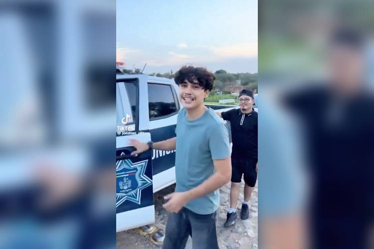 Usa tiktoker patrulla de Juanacatlán para grabar video