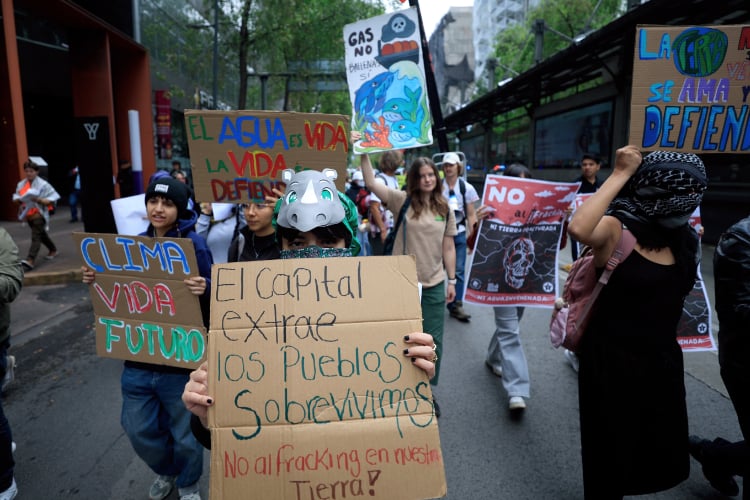 Protestan contra Pemex y rechazan uso de fracking en México