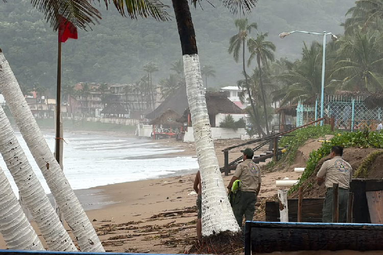 Decretan alerta roja en la Costa Sur de Jalisco por el huracán Trudy