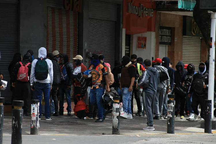 Manifestantes identifican grupos de choque, frenan la marcha 