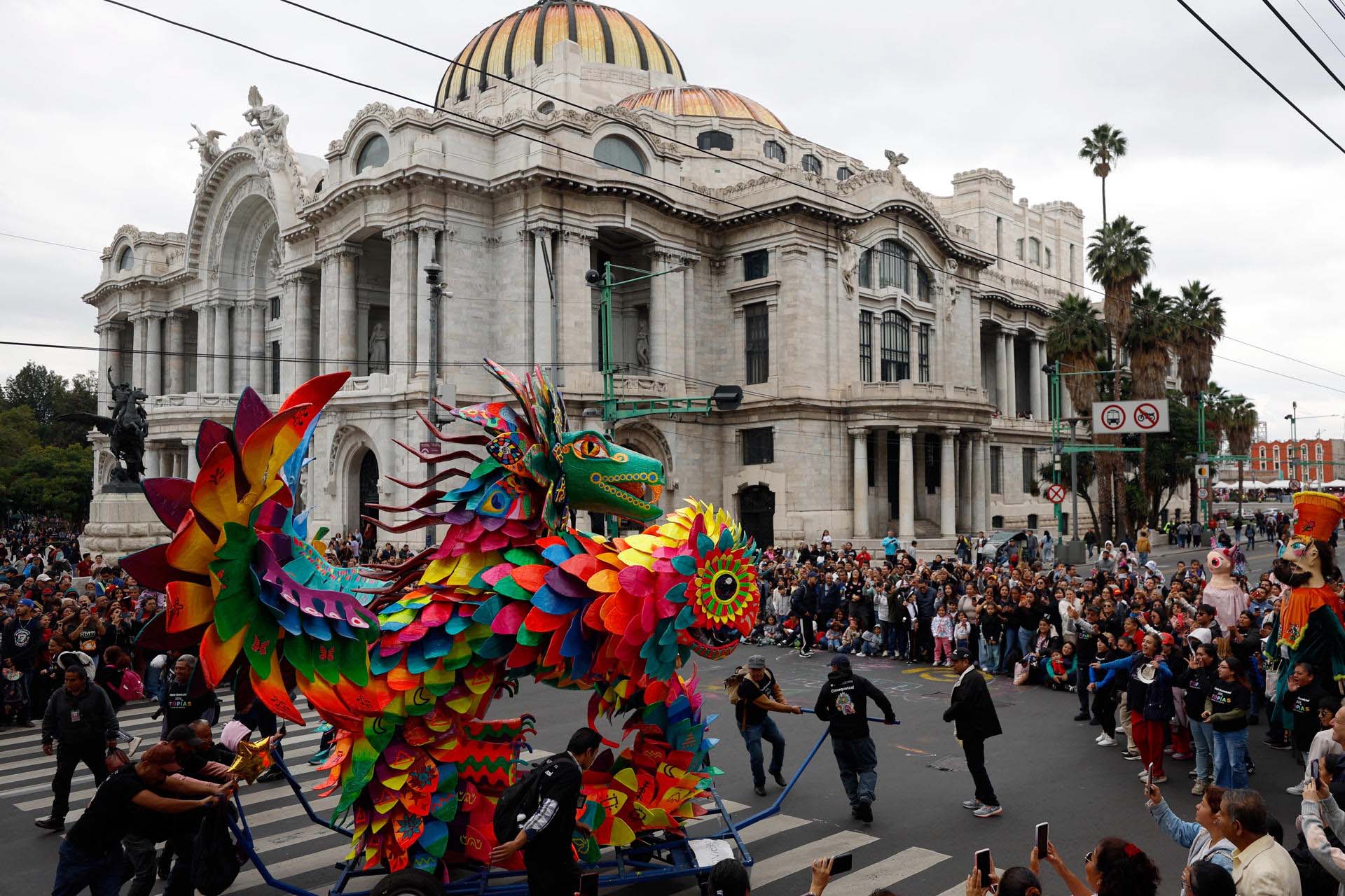 Alebrijes gigantes desfilan en CDMX