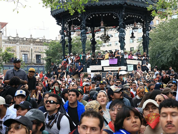 Pese a reventadores, millares exigen agua