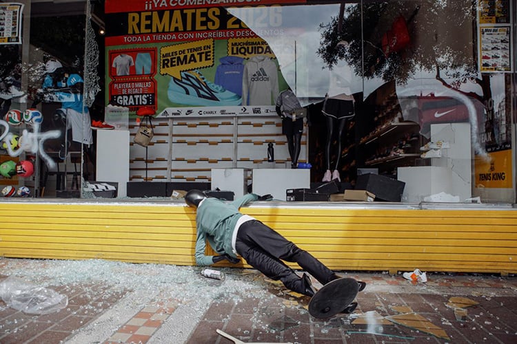 Bloque de choque provoca diversos destrozos y saqueos en primer cuadro