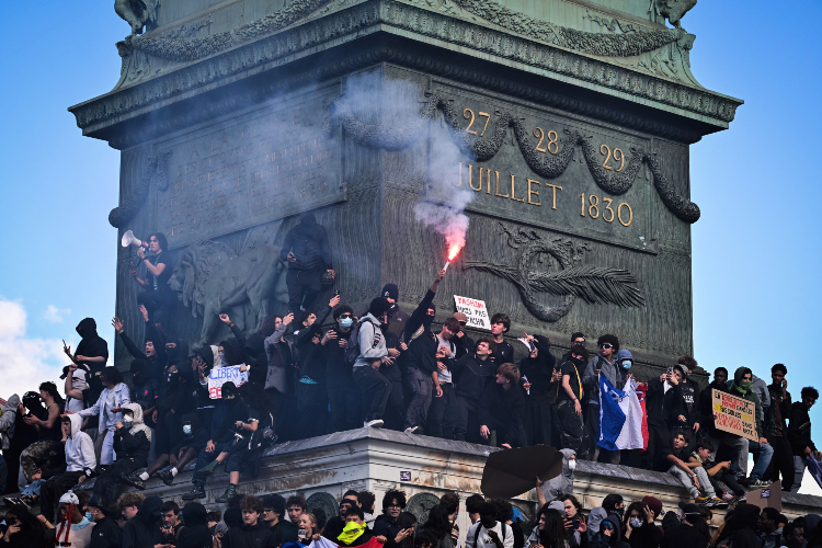 Francia impone toque de queda nocturno en París para atajar saqueos y ola de disturbios