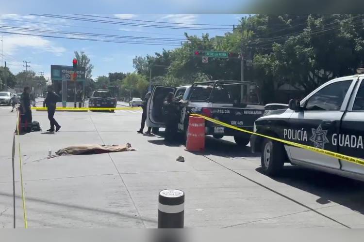 Muere arollada por conductor de carga en Guadalajara
