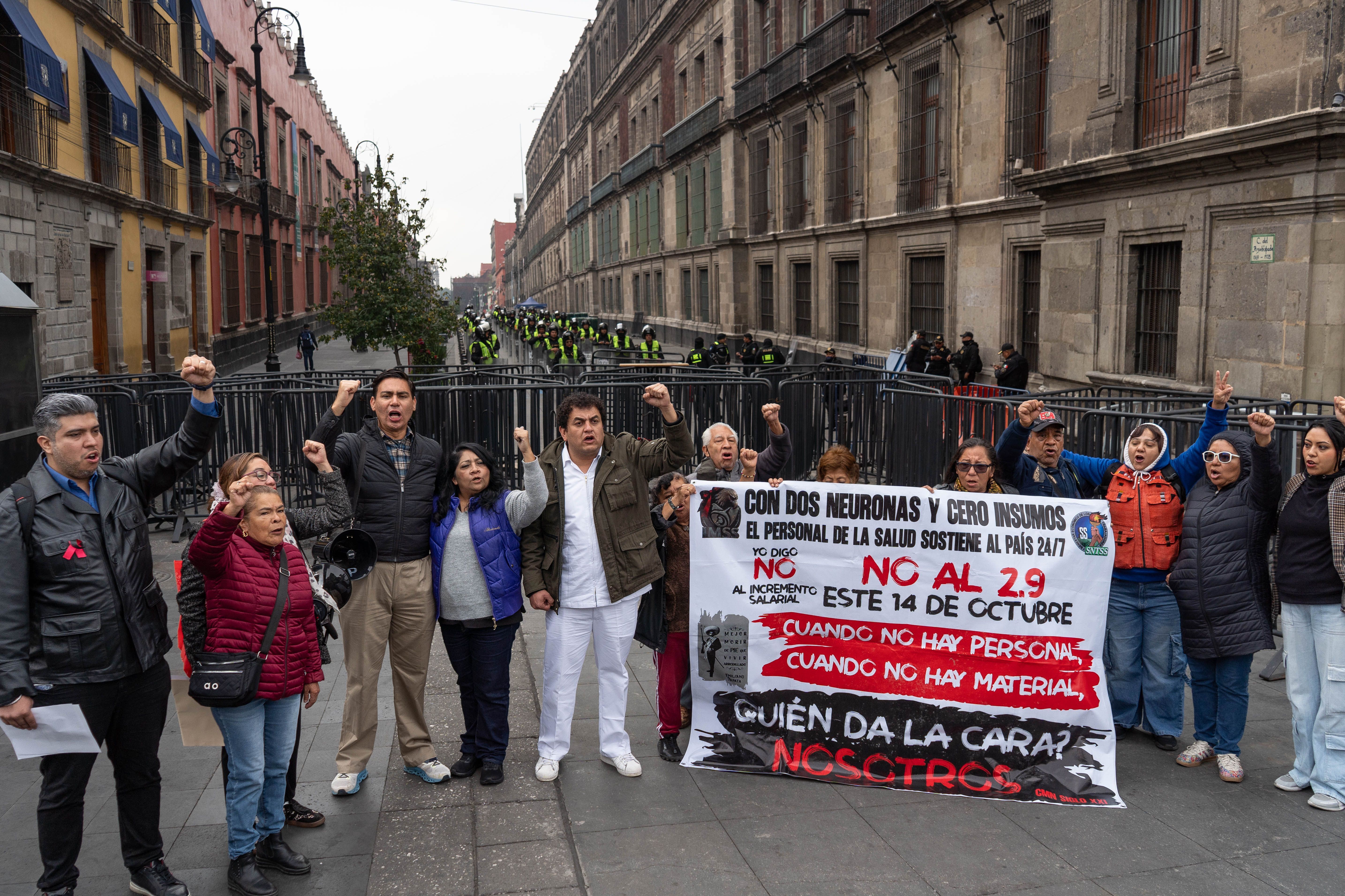 Trabajadores del IMSS protestan afuera de Palacio Nacional