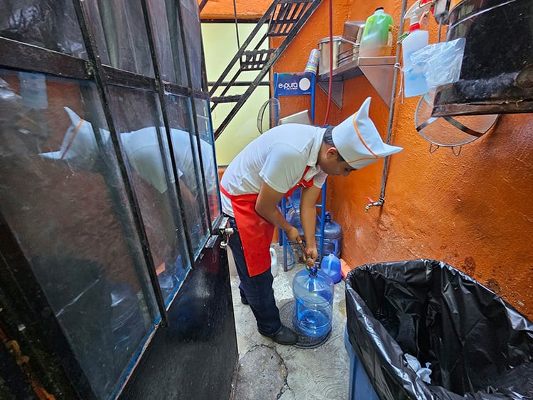 Padecen comercios agua turbia y desabasto