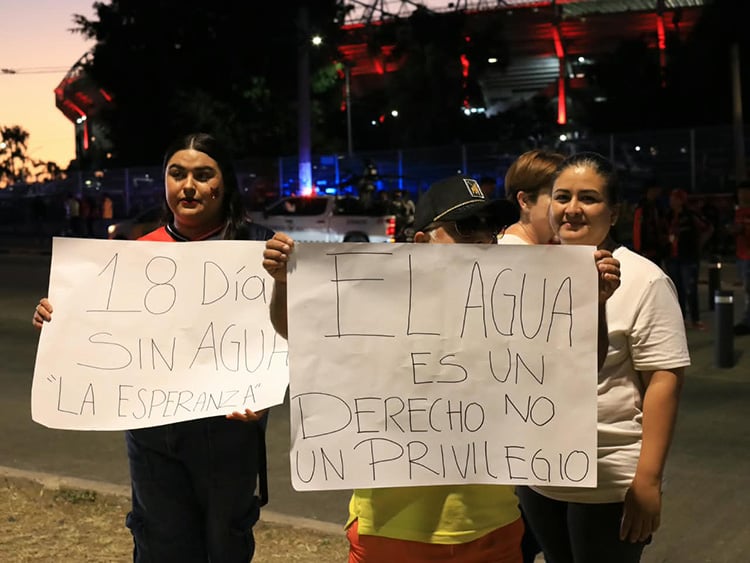 Protestan por cumplir 18 días sin una gota de agua