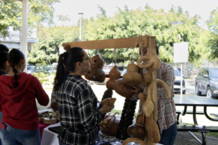 Reabren en el CUSur tianguis de agroecología y artesanías Pochtécatl