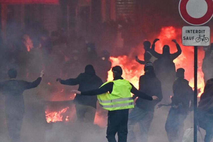 Francia restringe manifestaciones