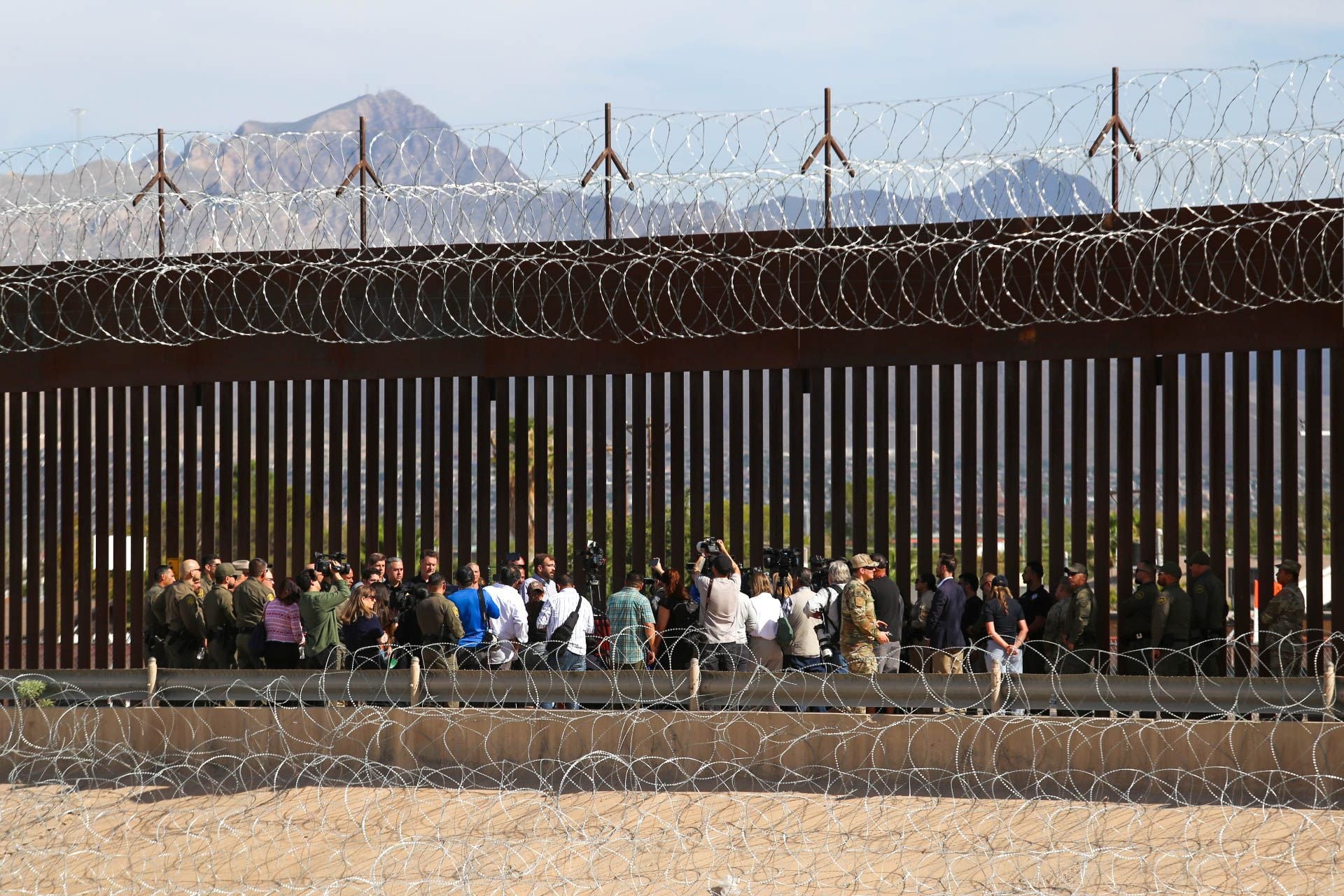 Pentágono autoriza pruebas de un “rayo de calor” en la frontera con México