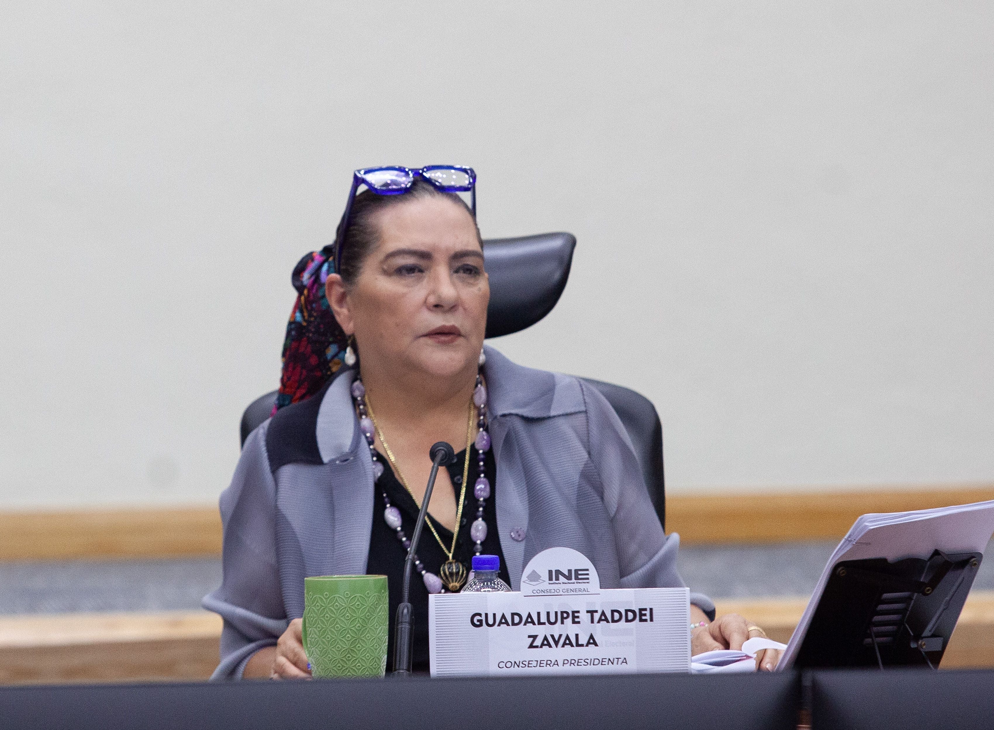 Guadalupe Taddei descarta renunciar al INE; acusa ataques políticos