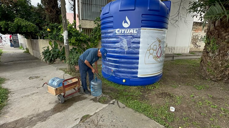 Distribuyen agua en 220 colonias por desabasto