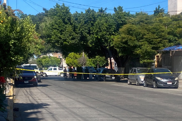 Asesinan a hombre mientras cambiaba la llanta de su auto en Guadalajara