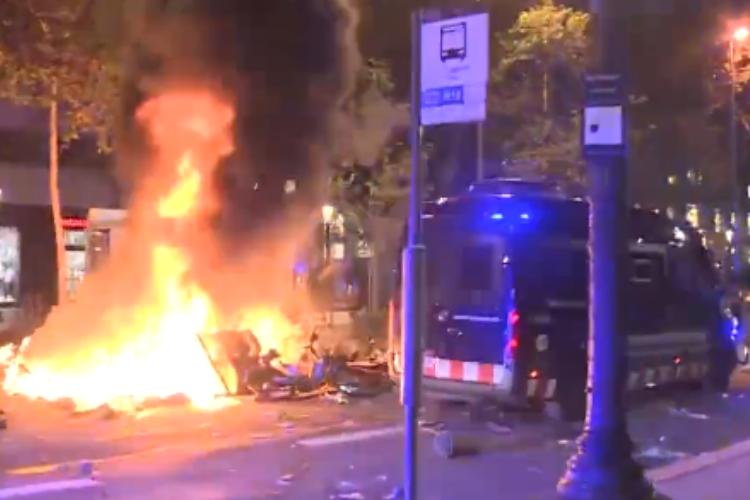 Disturbios en protesta estudiantil en Barcelona llevana blindar centro