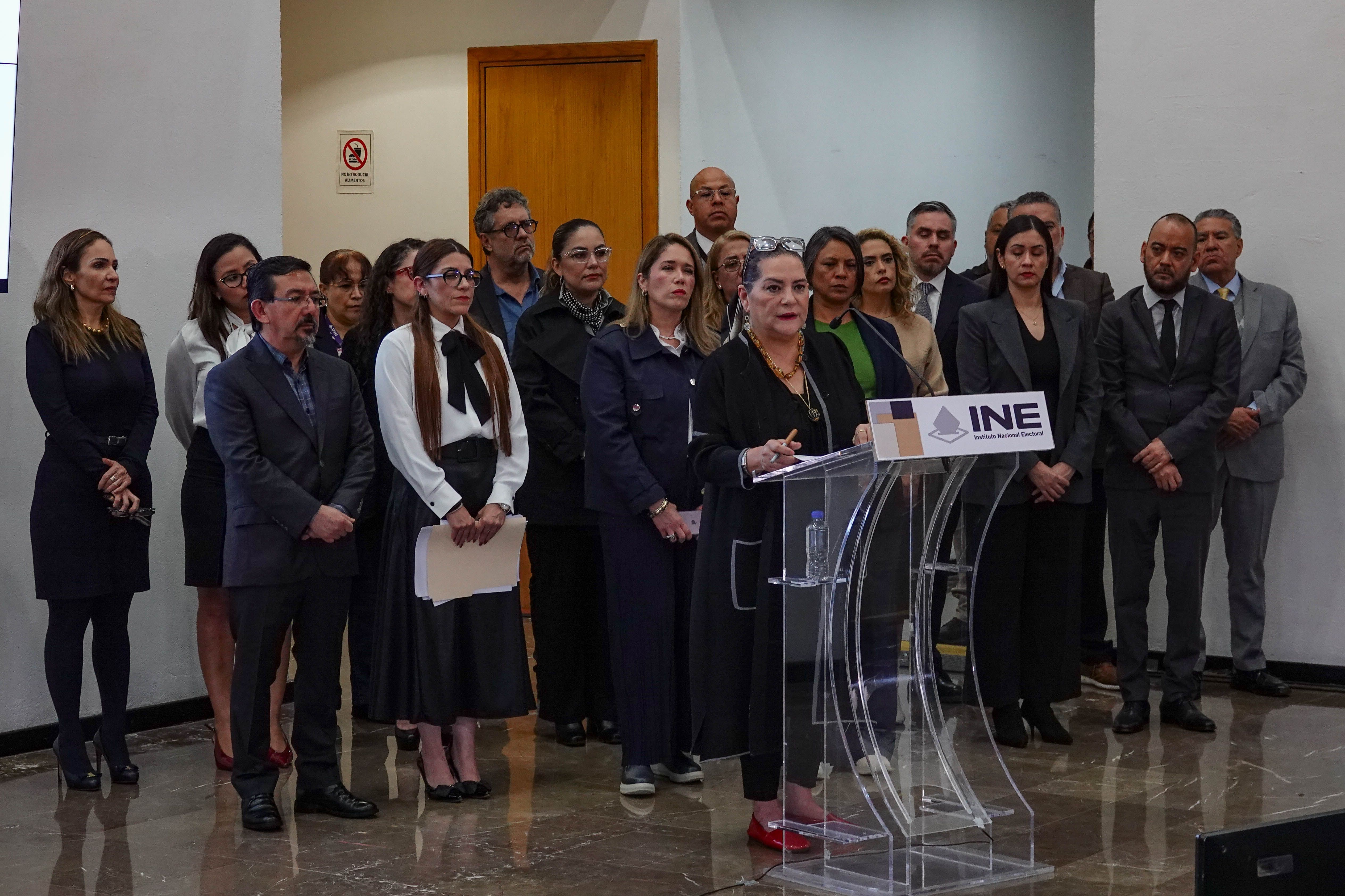 Piden investigar contratos del INE y revertir atribuciones unipersonales de la presidencia