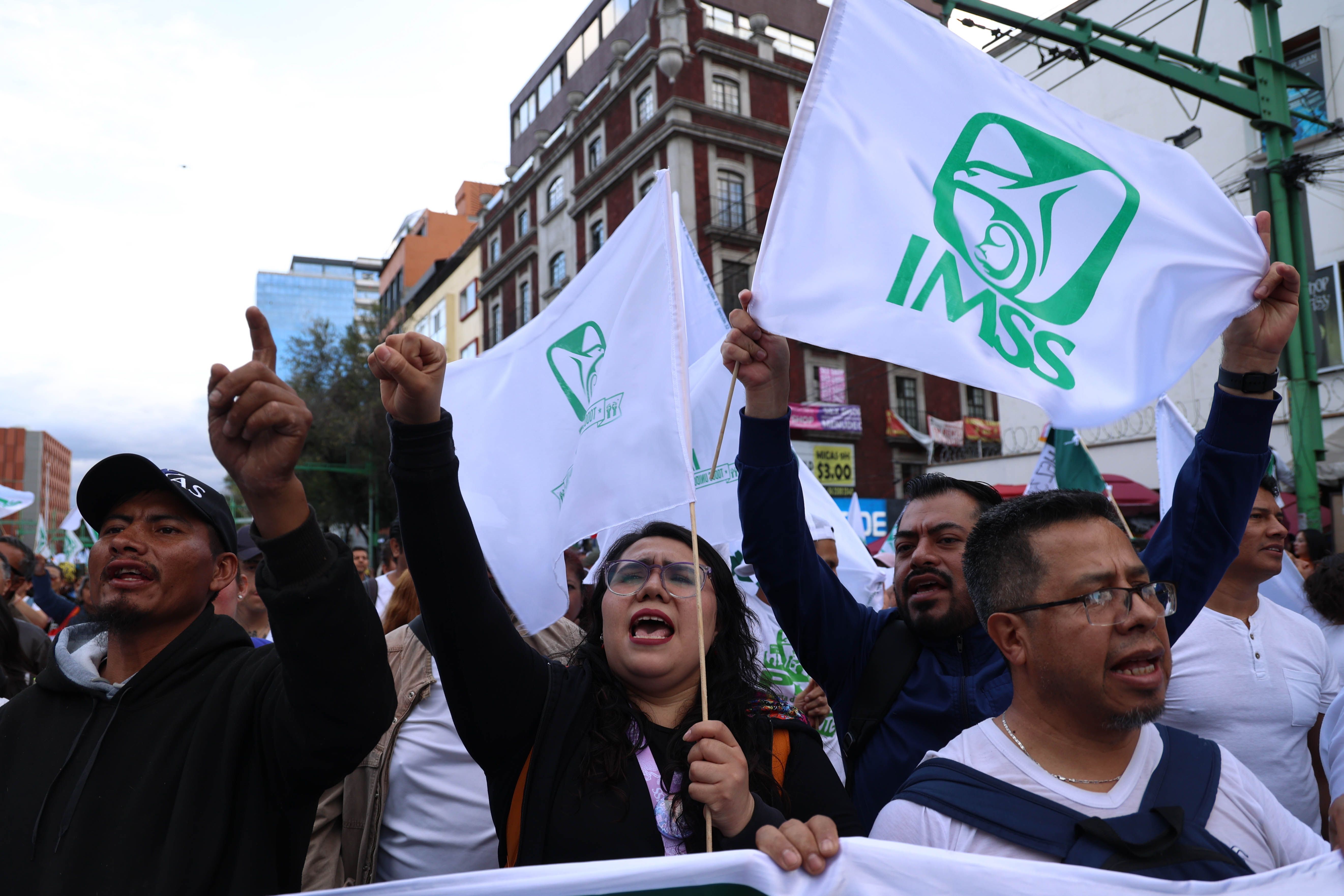 Anuncian revisión del IMSS para mejorar salarios del personal médico