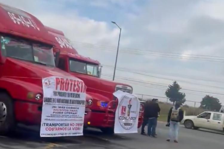 Transportistas se manifiestan en Puebla y Jalisco