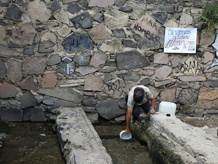 Recurren a venero ante escasez de agua