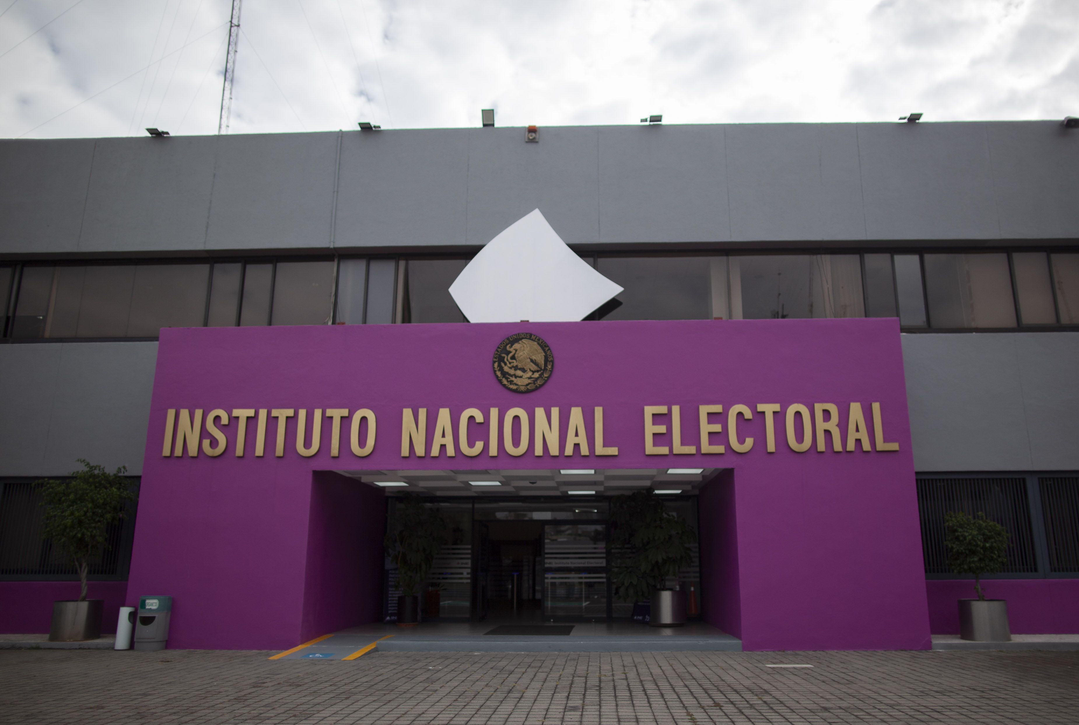 Piden investigar presuntas irregularidades en el INE 