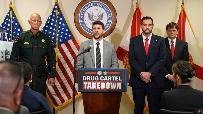 Detienen en Florida a 10 presuntos integrantes del CDS en Florida