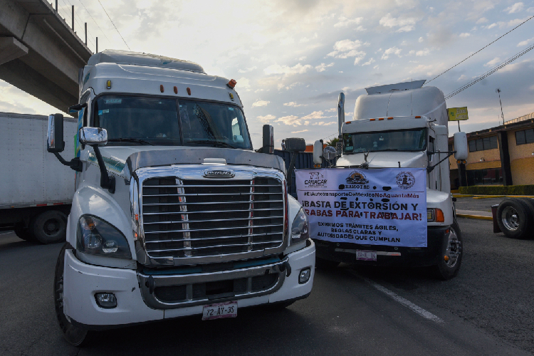 Continúa protesta de transportistas en carretera a Chapala