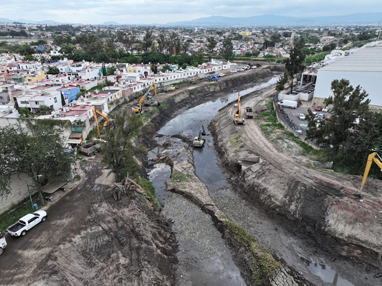 Desazolvan Las Pintas, pero contaminan a comunidades