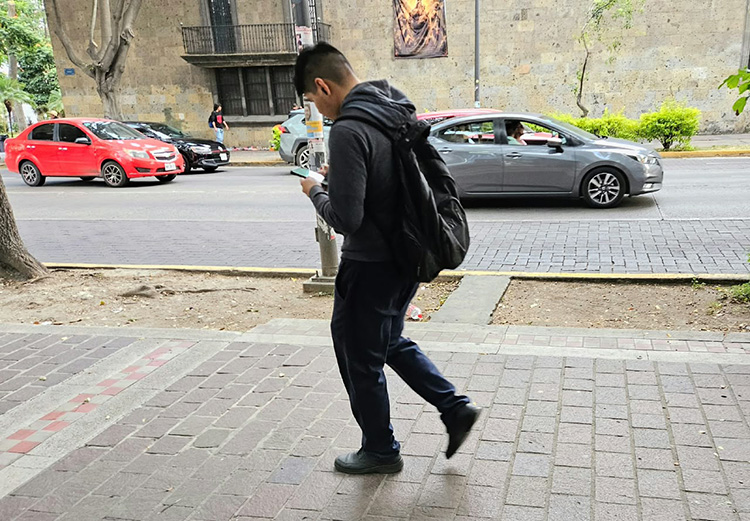 Secretaría de Salud alerta por uso excesivo del celular