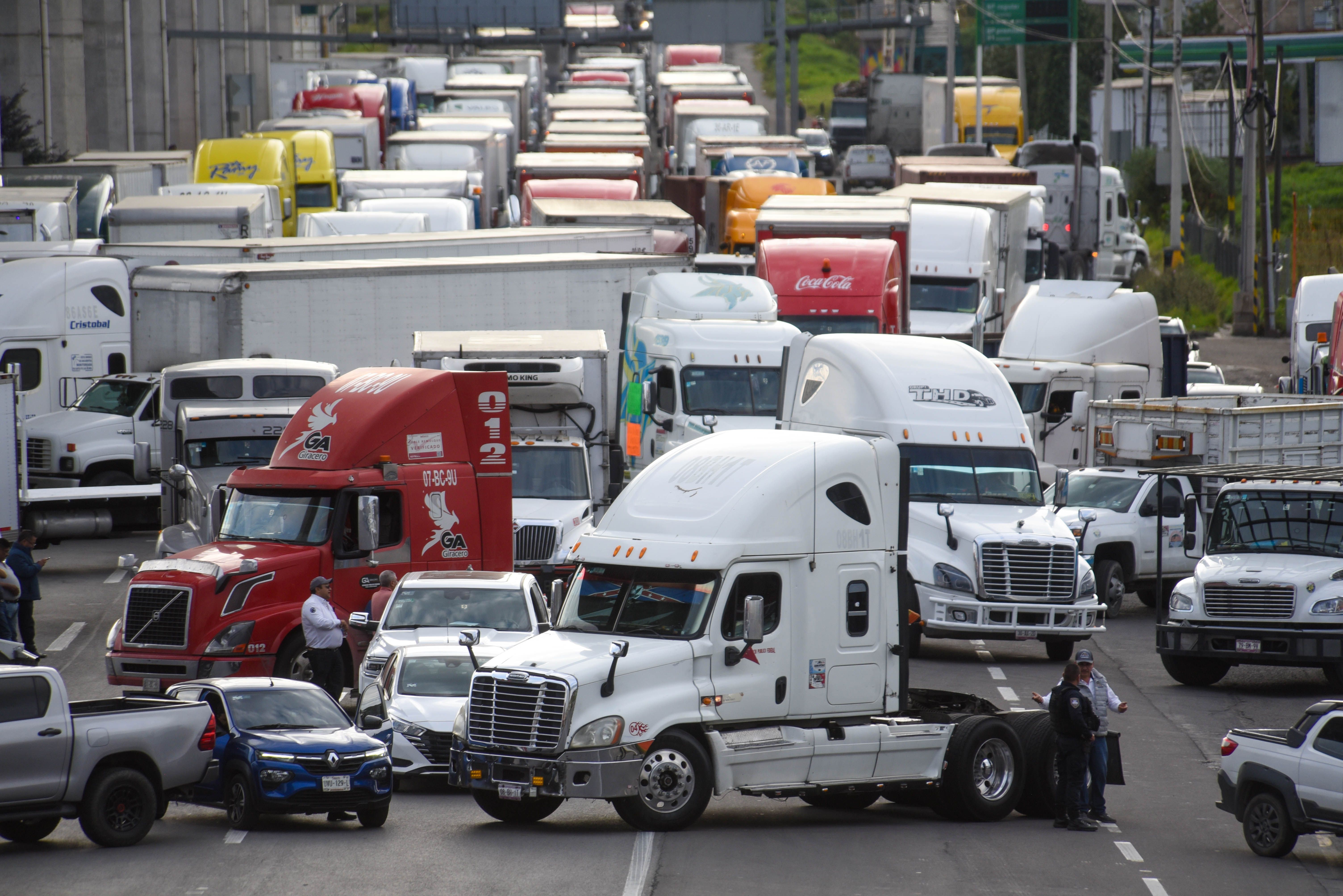 Transportistas mantienen bloqueos carreteros en varios estados