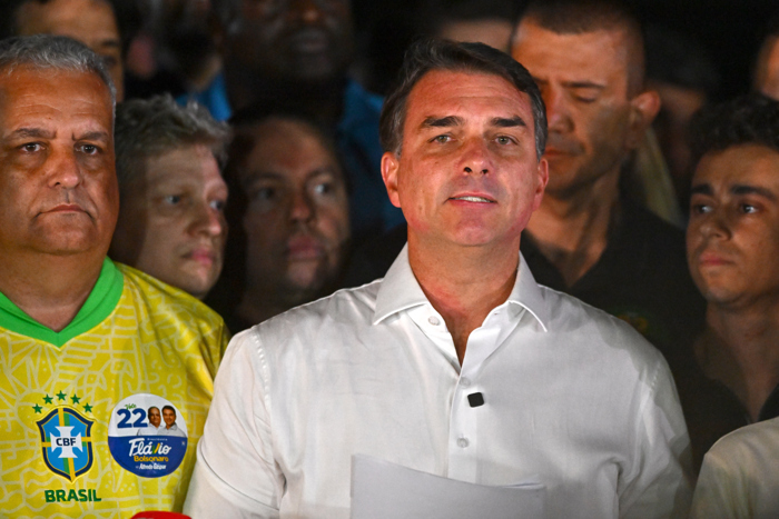 Flávio Bolsonaro huye a Estados Unidos