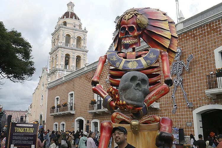 Dioses y catrinas toman las calles