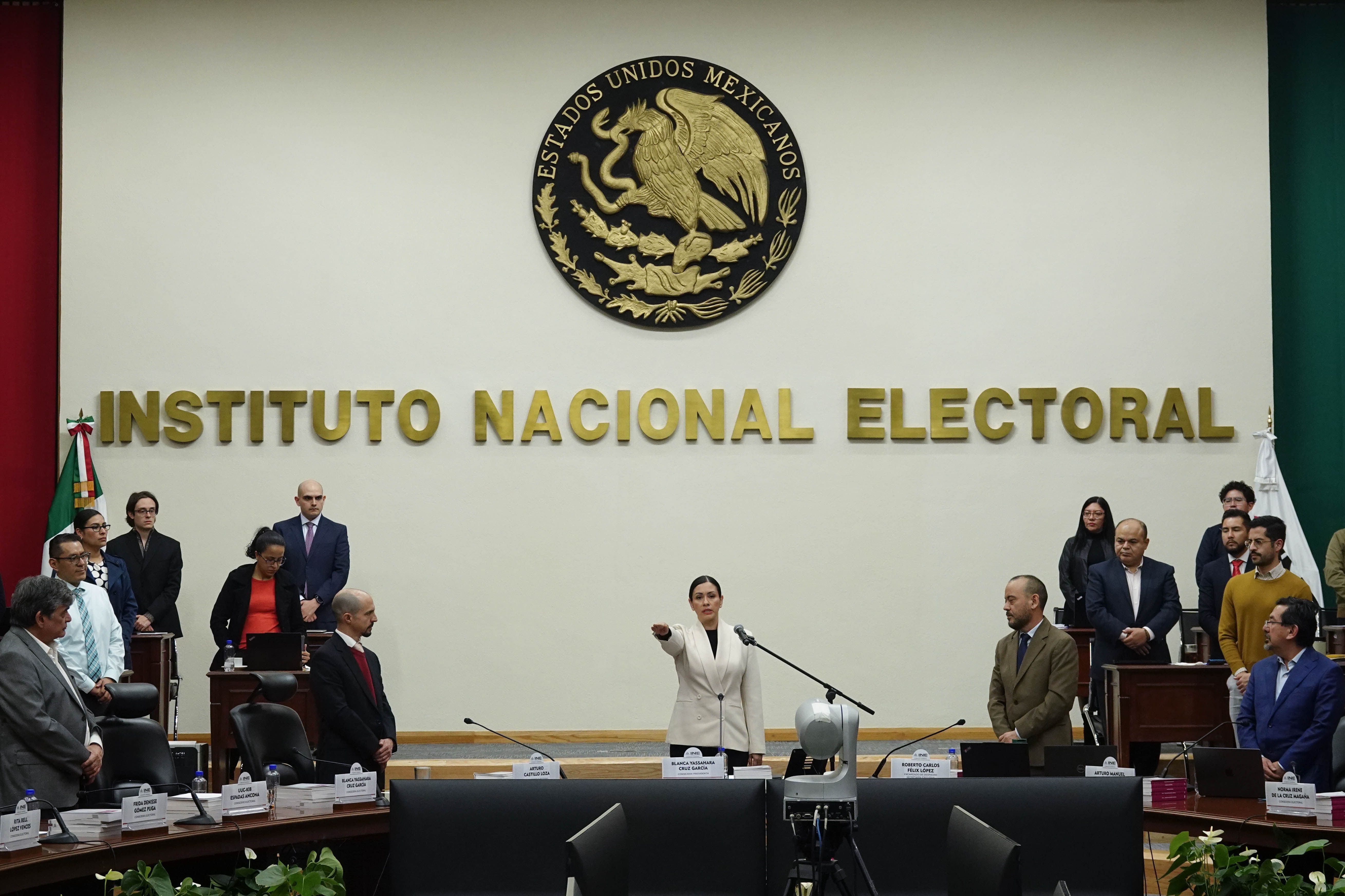 Blanca Cruz toma protesta como presidenta provisional del INE