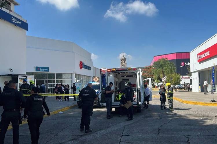 Mujer roba un banco y lanza bomba molotov en Plaza Atemajac