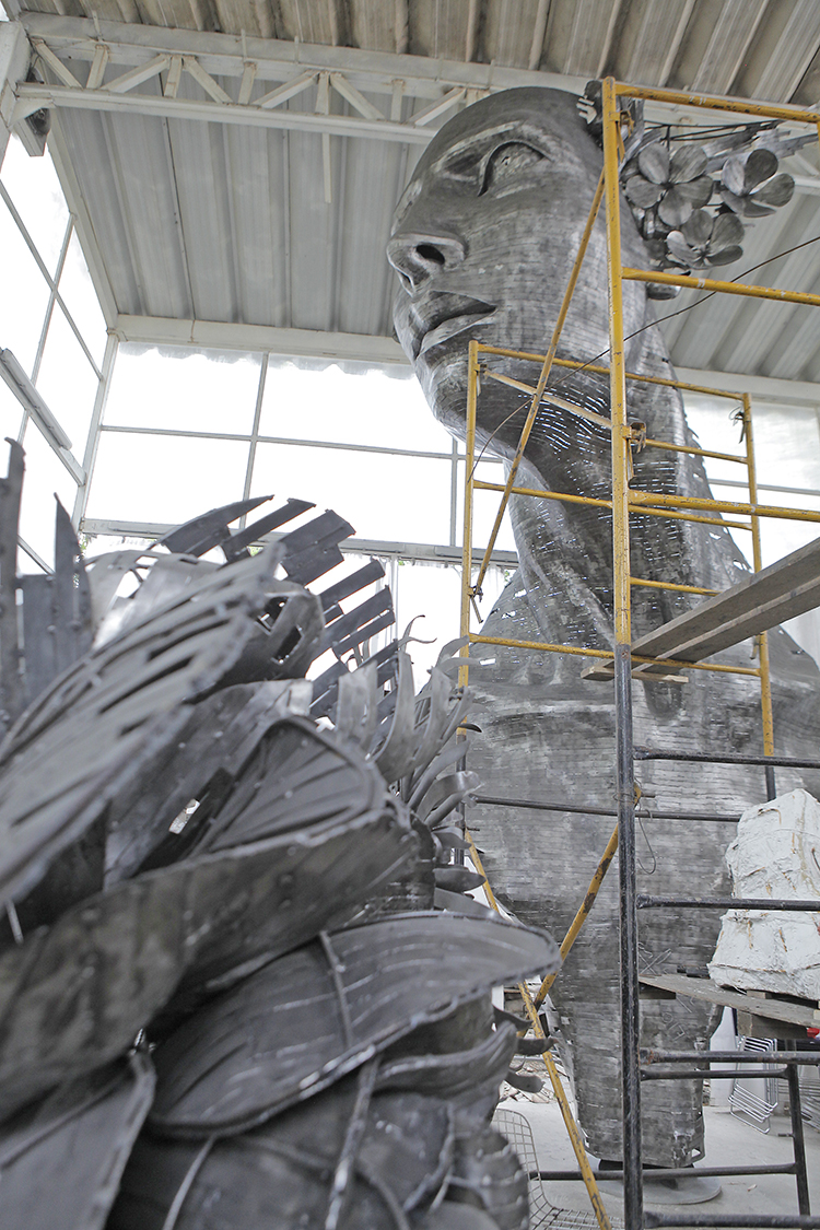 Gratitud. El artista cubano ofrece, con esta obra, un homenaje a la ciudad que lo ha recibido desde hace varios años, como una forma de sentirse ya parte de ella. (Foto: Alfonso Hernández)