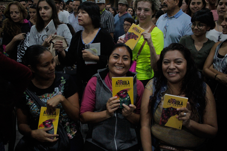 Celebración. Mil 500 ejemplares de sus libros más representativos fueron entregados en las estaciones del Tren Ligero. (Foto: Jorge Alberto Mendoza)