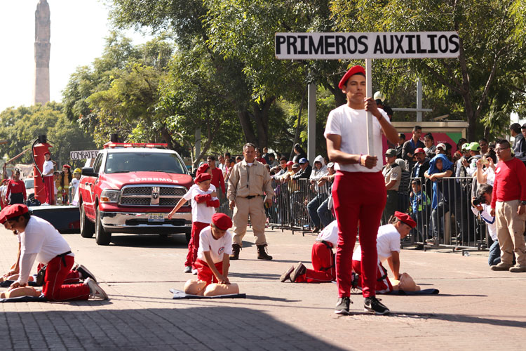 Aplaudidos. Los bomberos hicieron acto de presencia, como cada año, en el desfile conmemorativo de la Revolución Mexicana. (Foto: Grisel Pajarito)