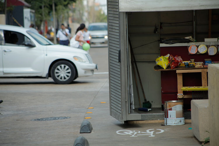 SIN CONTEMPLAR. Al hacer un recorrido por el paseo, NTR constató que hay puestos de periódico que invaden el diseño de la ciclovía de Paseo Alcalde. (Foto: Alfonso Hernández)