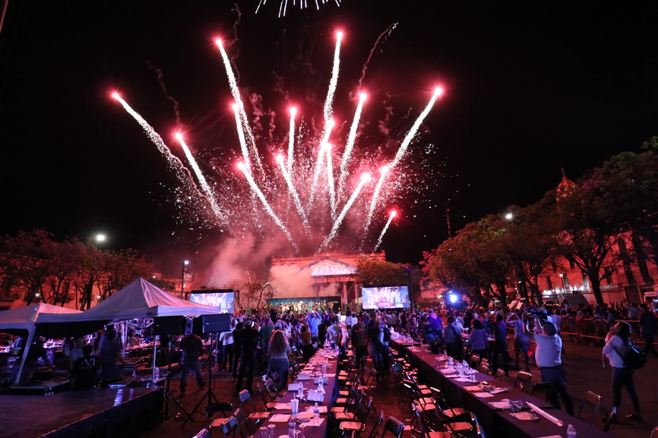 FESTEJO. Con la participación de mil 486 personas, el estado se queda el título de Cata Gratuita de Tequila más Grande del Mundo. (Foto: Grisel Pajarito)