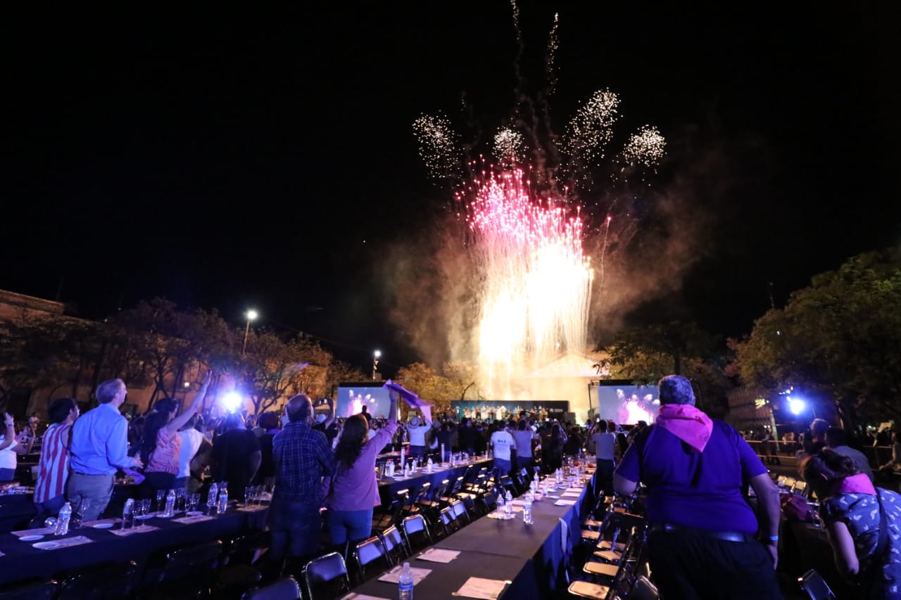 FESTEJO. Con la participación de mil 486 personas, el estado se queda el título de Cata Gratuita de Tequila más Grande del Mundo. (Foto: Grisel Pajarito)