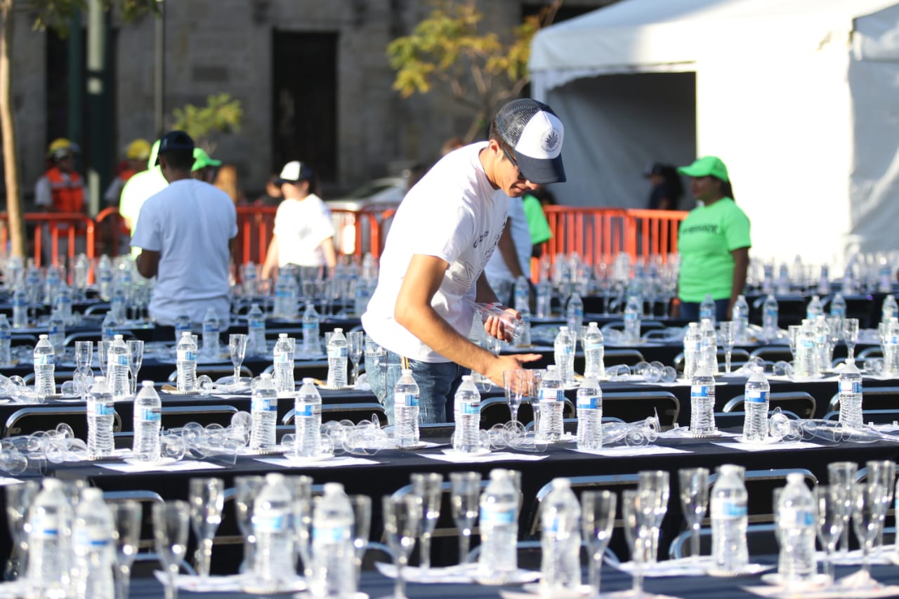 FESTEJO. Con la participación de mil 486 personas, el estado se queda el título de Cata Gratuita de Tequila más Grande del Mundo. (Foto: Grisel Pajarito)