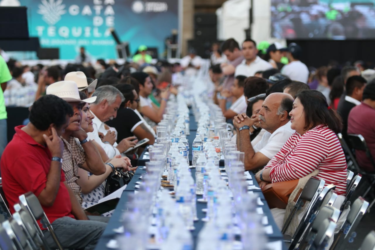 FESTEJO. Con la participación de mil 486 personas, el estado se queda el título de Cata Gratuita de Tequila más Grande del Mundo. (Foto: Grisel Pajarito)