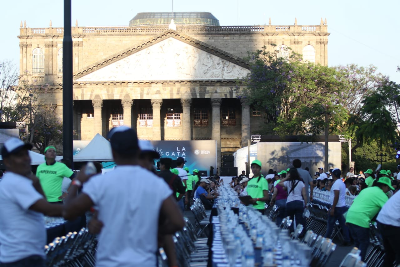 FESTEJO. Con la participación de mil 486 personas, el estado se queda el título de Cata Gratuita de Tequila más Grande del Mundo. (Foto: Grisel Pajarito)