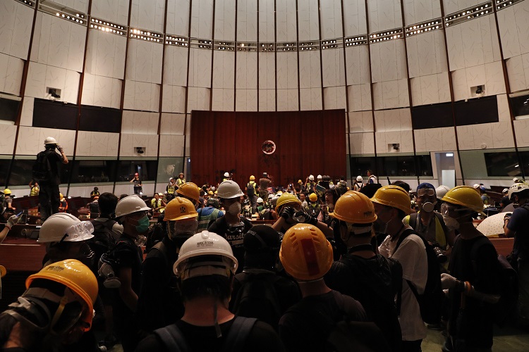 (Los manifestantes irrumpen en la legislatura de Hong Kong. Foto: AP)