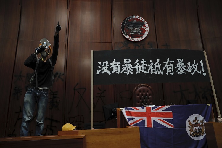 (Los manifestantes irrumpen en la legislatura de Hong Kong. Foto: AP)