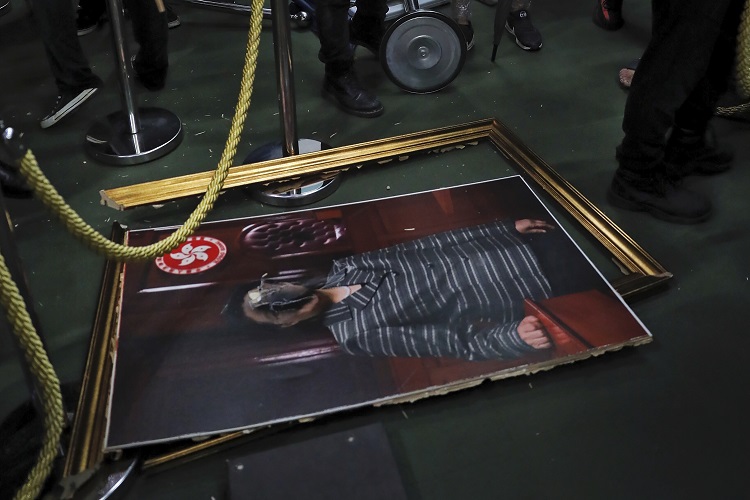 (Los manifestantes irrumpen en la legislatura de Hong Kong. Foto: AP)