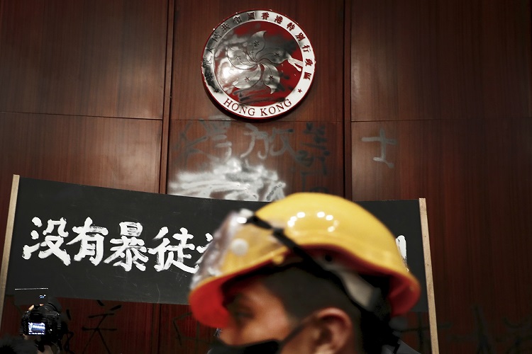 (Los manifestantes irrumpen en la legislatura de Hong Kong. Foto: AP)