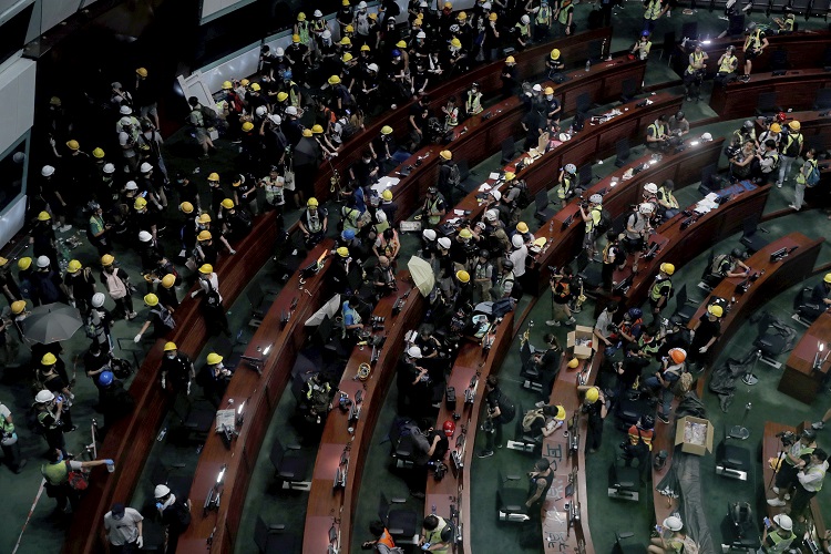 (Los manifestantes irrumpen en la legislatura de Hong Kong. Foto: AP)
