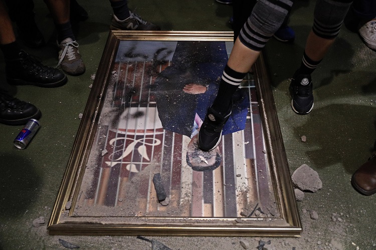 (Los manifestantes irrumpen en la legislatura de Hong Kong. Foto: AP)