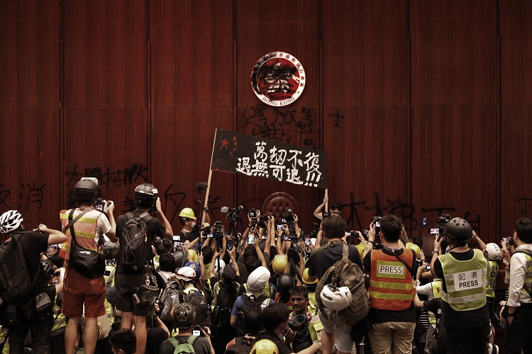 (Los manifestantes irrumpen en la legislatura de Hong Kong. Foto: AP)