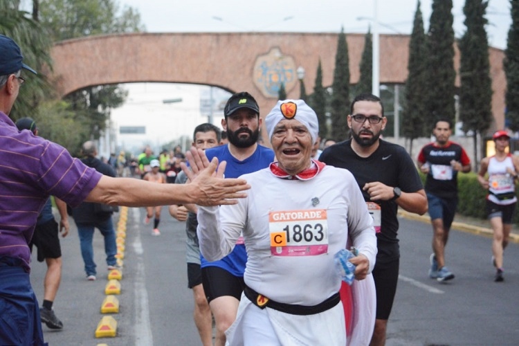 (Úrsula Patricia Sánchez ganó el Medio Maratón de Tlaquepaque. Foto: @atletismomexico)